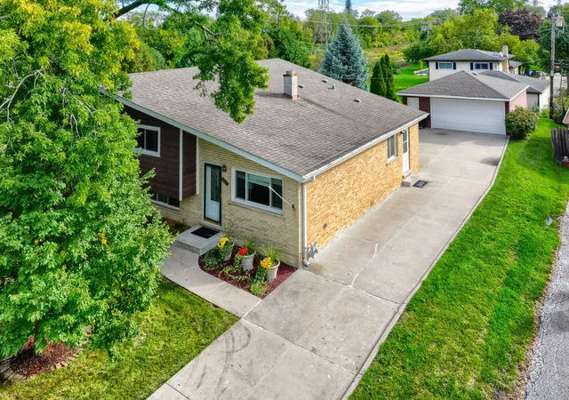 Photo 2 of Single family home for sale at 829 N Howard Ave, Elmhurst, IL 60126 | MLS# 12774254 | Listing updated on 2026-10-07