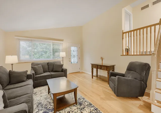 Photo 3 of Single family home for sale at 829 N Howard Ave, Elmhurst, IL 60126 | MLS# 12774254 | Listing updated on 2026-10-07