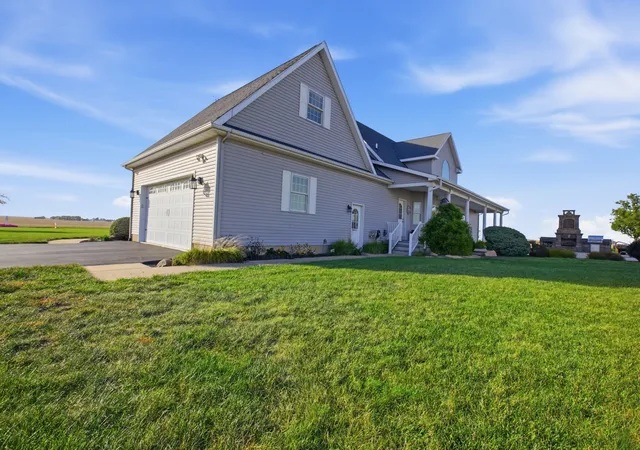 Photo 3 of Single family home for sale at 670 County Rd 700, Tuscola, IL 61953 | MLS# 12774268 | Listing updated on 2026-10-22