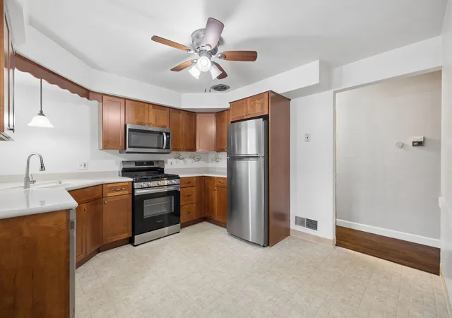 Photo 4 of Single family home for sale at 1104 N Prairie Ave, Joliet, IL 60435 | MLS# 12774269 | Listing updated on 2026-10-07