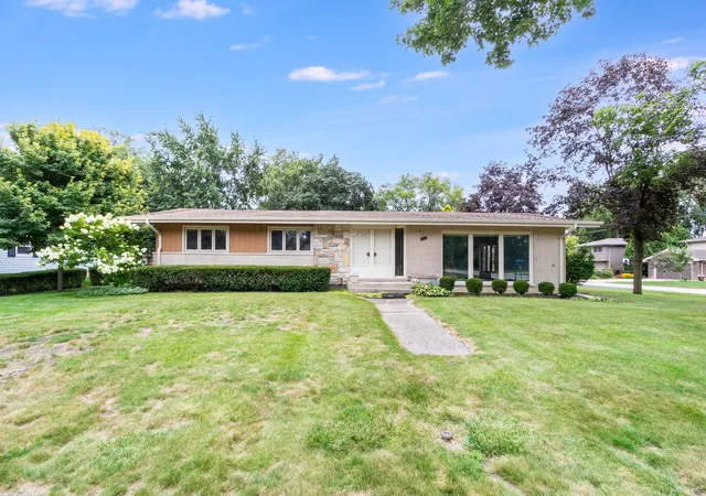 Photo 2 of Single family home for sale at 642 Country Ln, Beecher, IL 60401 | MLS# 12774280 | Listing updated on 2026-10-07