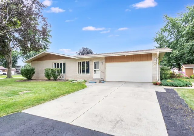 Photo 3 of Single family home for sale at 642 Country Ln, Beecher, IL 60401 | MLS# 12774280 | Listing updated on 2026-10-07