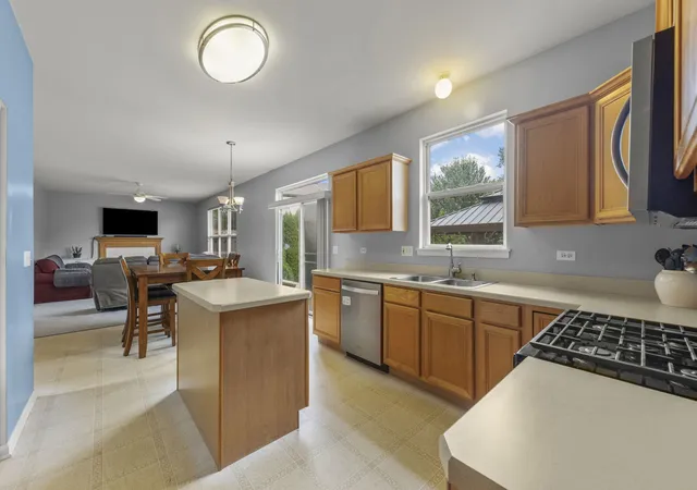 Photo 4 of Single family home for sale at 253 Carlton Mews Ct, Sugar Grove, IL 60554 | MLS# 12774282 | Listing updated on 2026-10-07