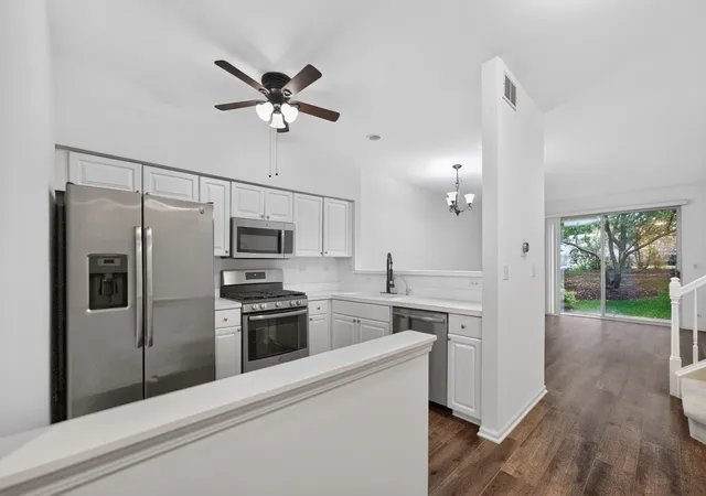 Photo 3 of Townhouse for sale at 170 Sierra Pass Dr, Schaumburg, IL 60194 | MLS# 12774286 | Listing updated on 2026-10-07