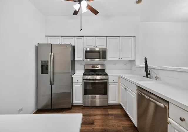 Photo 4 of Townhouse for sale at 170 Sierra Pass Dr, Schaumburg, IL 60194 | MLS# 12774286 | Listing updated on 2026-10-07