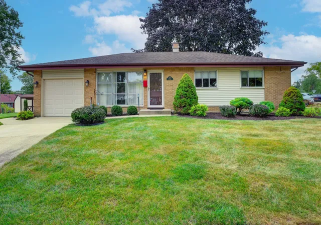 Photo 2 of Single family home for sale at 385 Pleasant St, Hoffman Estates, IL 60169 | MLS# 12774332 | Listing updated on 2026-10-07