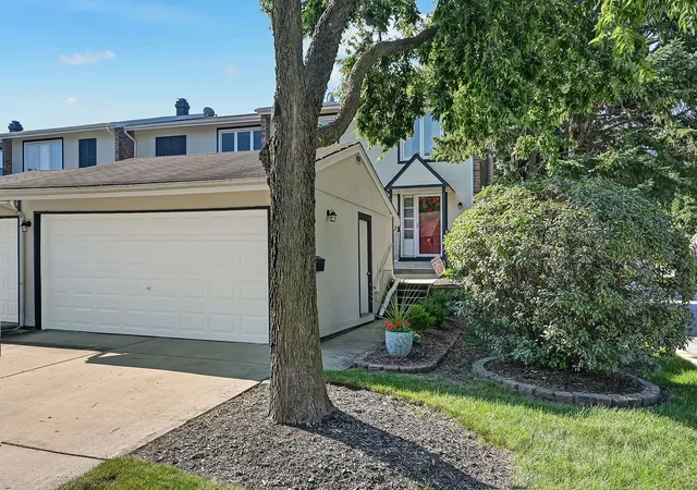 Townhouse for sale at 216 Pinewood Ln, Bloomingdale, IL 60108 | MLS# 12774333