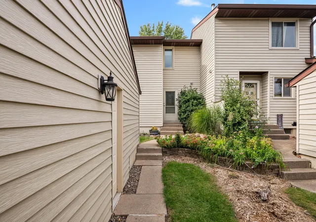 Townhouse for sale at 3640 Cedarwood Ct, Bettendorf, IA 52722 | MLS# 12774356