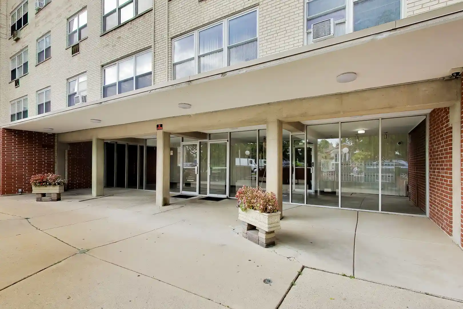 Listing Photo 2 - Condo for sale in 6040 N Troy St located at 6040 N Troy St, Chicago, IL 60659 - Unit #401
