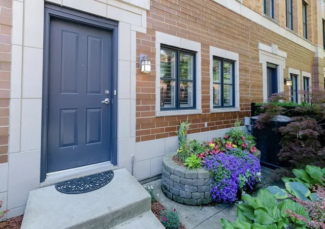 Photo 3 of Townhouse for sale at 1125 W Monroe St, Chicago, IL 60607 | MLS# 12774404 | Listing updated on 2026-10-07