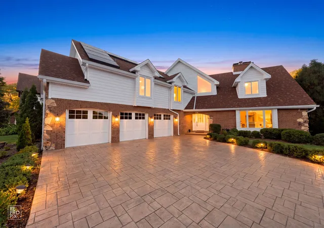 Photo 3 of Single family home for sale at 154 Saddle Brk Dr, Oak Brook, IL 60523 | MLS# 12774414 | Listing updated on 2026-10-10