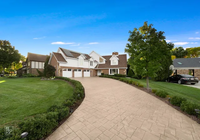 Photo 3 of Single family home for sale at 154 Saddle Brk Dr, Oak Brook, IL 60523 | MLS# 12774414 | Listing updated on 2026-10-10