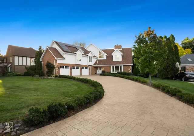 Photo 4 of Single family home for sale at 154 Saddle Brk Dr, Oak Brook, IL 60523 | MLS# 12774414 | Listing updated on 2026-10-10