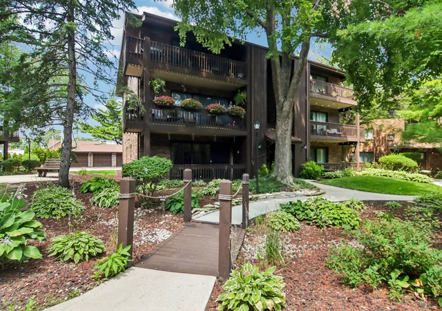 Condo for sale at 9555 Southwest Hwy #1S, Oak Lawn, IL 60453 | MLS# 12774422