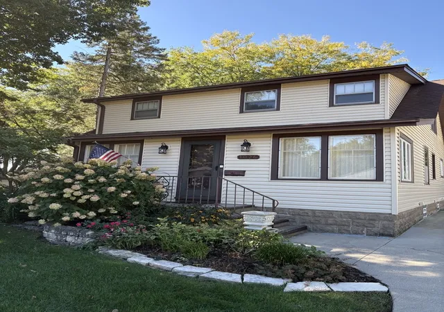 Photo 2 of Single family home for sale at 1026 Spafford St, Antioch, IL 60002 | MLS# 12774435 | Listing updated on 2026-10-03
