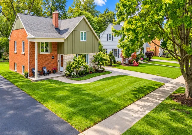 Photo 3 of Single family home for sale at 724 S Kensington Ave, La Grange, IL 60525 | MLS# 12774456 | Listing updated on 2026-10-06