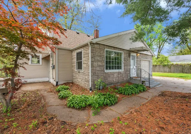 Photo 2 of Single family home for sale at 408 32nd Avenue, Moline, IL 61265 | MLS# 12774483 | Listing updated on 2026-10-07
