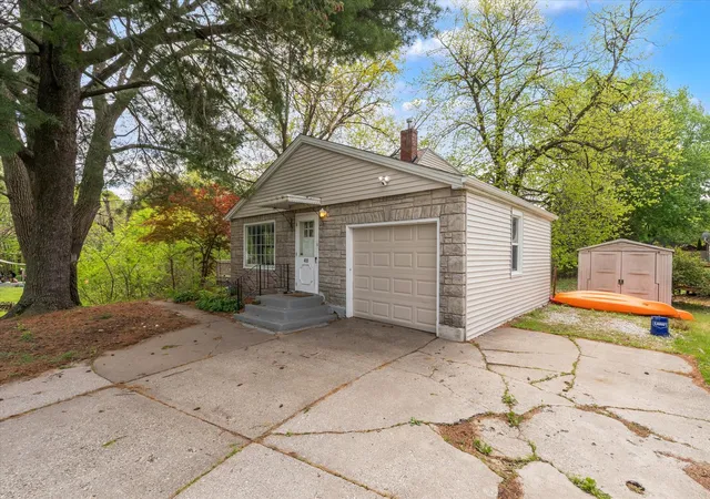Photo 3 of Single family home for sale at 408 32nd Avenue, Moline, IL 61265 | MLS# 12774483 | Listing updated on 2026-10-07
