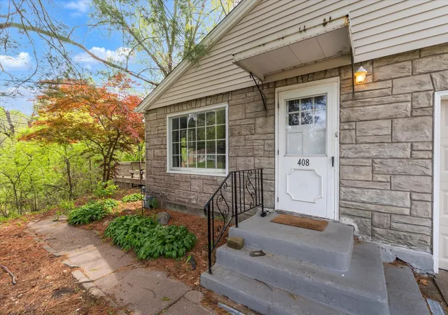 Photo 4 of Single family home for sale at 408 32nd Avenue, Moline, IL 61265 | MLS# 12774483 | Listing updated on 2026-10-07