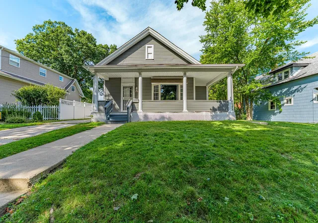 Photo 1 of Single family home for sale at 2520 Walnut St, Blue Island, IL 60406 | MLS# 12774504 | Listing updated on 2026-10-07