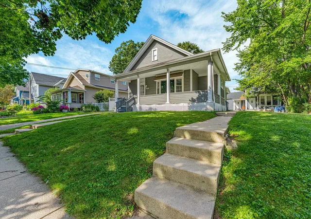 Photo 2 of Single family home for sale at 2520 Walnut St, Blue Island, IL 60406 | MLS# 12774504 | Listing updated on 2026-10-07