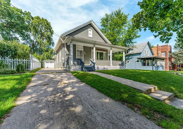 Photo 3 of Single family home for sale at 2520 Walnut St, Blue Island, IL 60406 | MLS# 12774504 | Listing updated on 2026-10-07