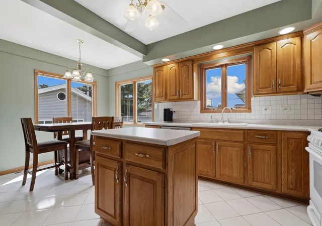 Photo 4 of Single family home for sale at 9817 Minnick Ave, Oak Lawn, IL 60453 | MLS# 12774516 | Listing updated on 2026-10-02