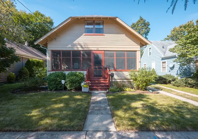 Photo 2 of Single family home for sale at 843 Pearl St, Aurora, IL 60505 | MLS# 12774528 | Listing updated on 2026-10-01
