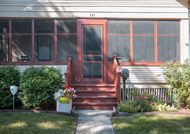 Photo 3 of Single family home for sale at 843 Pearl St, Aurora, IL 60505 | MLS# 12774528 | Listing updated on 2026-10-01