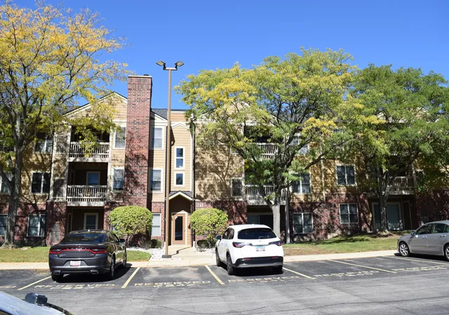 Listing Photo 1 - Condo for sale in building located at 211 Glengarry Dr, Bloomingdale, IL 60108 - Unit #205