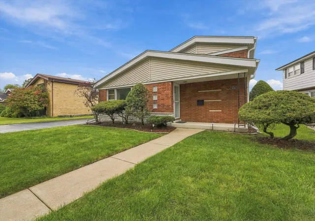 Photo 1 of Single family home for sale at 10624 S Kostner Ave, Oak Lawn, IL 60453 | MLS# 12774585 | Listing updated on 2026-10-02