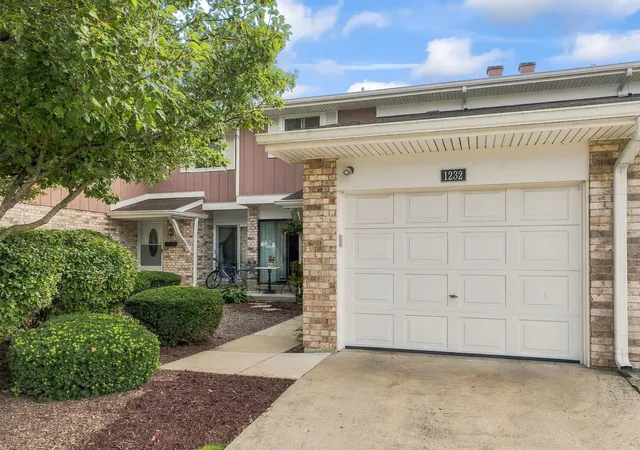 Photo 2 of Townhouse for sale at 1232 Reading Ct, Wheaton, IL 60189 | MLS# 12774698 | Listing updated on 2026-10-04