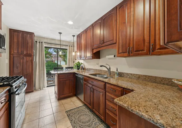 Photo 4 of Townhouse for sale at 1232 Reading Ct, Wheaton, IL 60189 | MLS# 12774698 | Listing updated on 2026-10-04