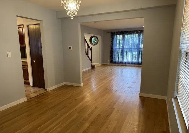 Photo 4 of Single family home for sale at 33 Buchanan Ln, Streamwood, IL 60107 | MLS# 12774699 | Listing updated on 2026-10-07