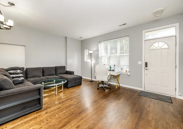 Listing Photo 3 - Condo for sale in building located at 811 S Kedzie Ave, Chicago, IL 60612