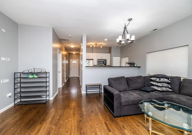 Listing Photo 4 - Condo for sale in building located at 811 S Kedzie Ave, Chicago, IL 60612