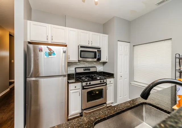 Listing Photo 5 - Condo for sale in building located at 811 S Kedzie Ave, Chicago, IL 60612