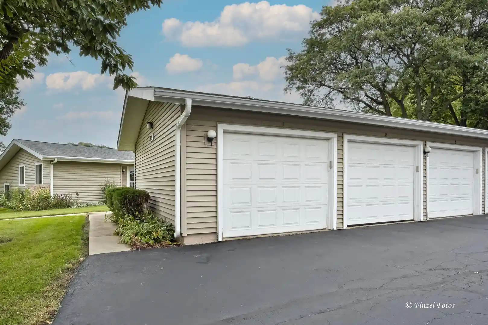 Listing Photo 2 - Condo for sale in 824 Wiltshire Dr located at 824 Wiltshire Dr, Mchenry, IL 60050 - Unit 824 Wiltshire Dr