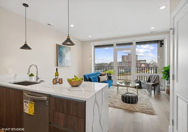 Listing Photo 3 - Condo for sale in building located at 2342 W Adams St, Chicago, IL 60612 - Unit #402