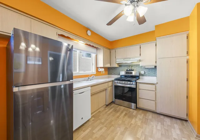 Photo 4 of Single family home for sale at 162 E Jackson St, Elmhurst, IL 60126 | MLS# 12774746 | Listing updated on 2026-10-28