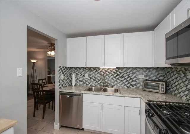 Listing Photo 4 - Condo for sale in building located at 204 Shattuck Ct, Schaumburg, IL 60194 - Unit #204