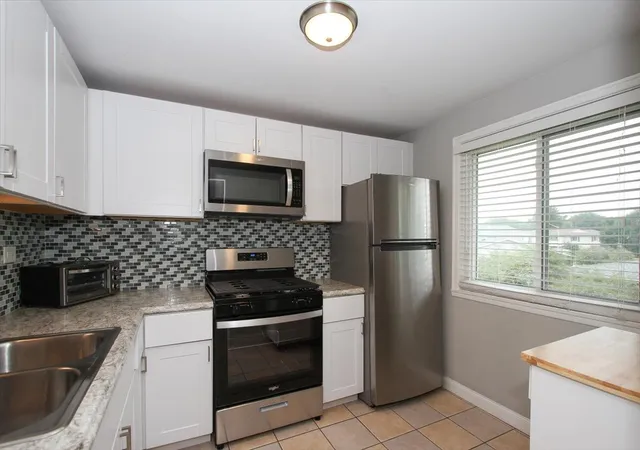 Listing Photo 5 - Condo for sale in building located at 204 Shattuck Ct, Schaumburg, IL 60194 - Unit #204