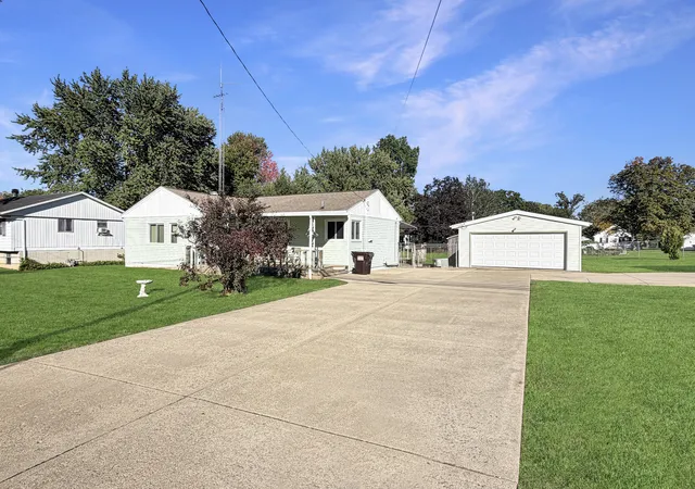 Photo 1 of Single family home for sale at 731 N Waddell Ave, Freeport, IL 61032 | MLS# 12774777 | Listing updated on 2026-10-07