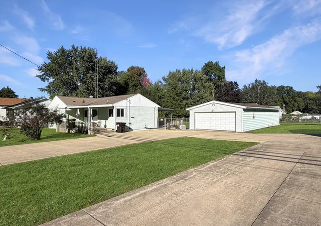 Photo 3 of Single family home for sale at 731 N Waddell Ave, Freeport, IL 61032 | MLS# 12774777 | Listing updated on 2026-10-07