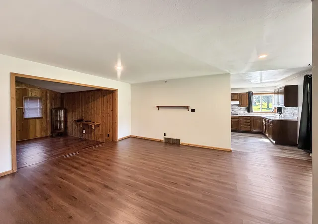 Photo 3 of Single family home for sale at 731 N Waddell Ave, Freeport, IL 61032 | MLS# 12774777 | Listing updated on 2026-10-07