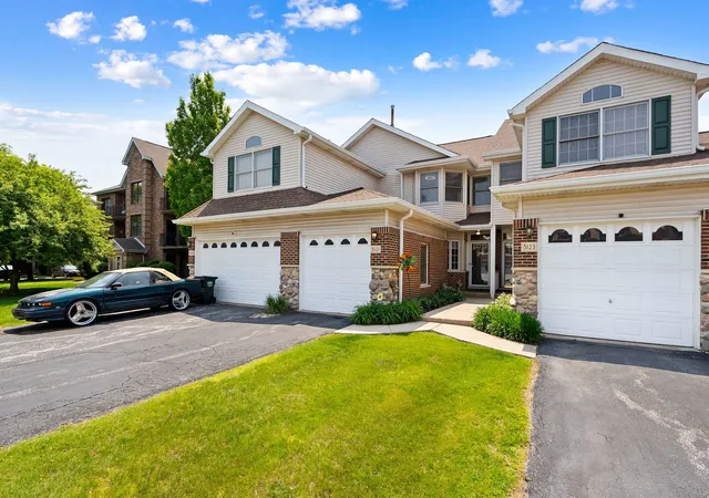 Photo 3 of Townhouse for sale at 5121 Deblin Ln, Oak Lawn, IL 60453 | MLS# 12774781 | Listing updated on 2026-10-07