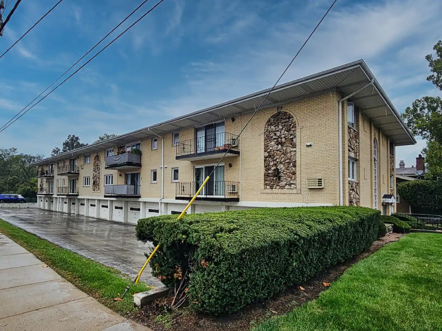 Listing Photo 2 - Condo for sale in 2 N Dee Rd located at 2 N Dee Rd, Park Ridge, IL 60068 - Unit #203