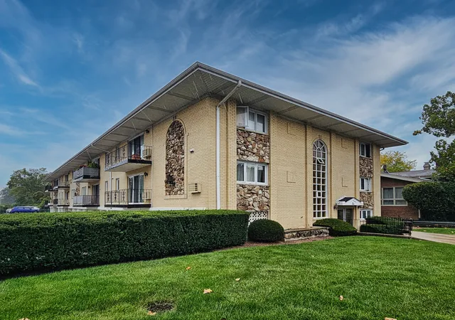 Listing Photo 3 - Condo for sale in building located at 2 N Dee Rd, Park Ridge, IL 60068 - Unit #203