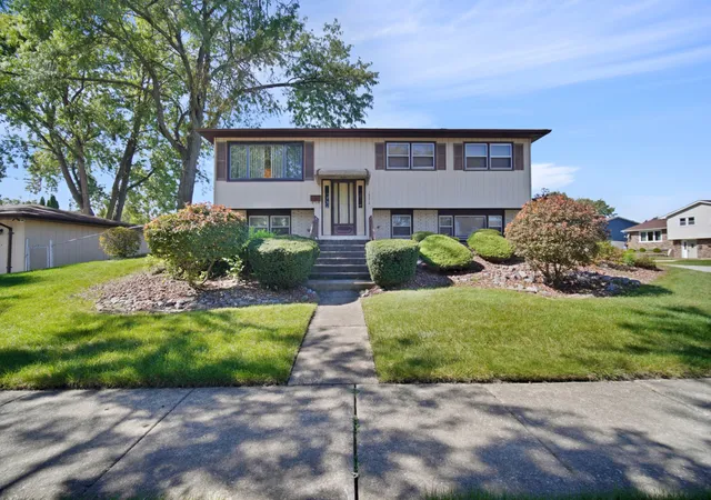 Photo 1 of Sale Pending at 16010 Olcott Ave, Tinley Park, IL 60477 | MLS# 12774813 | Listing updated on 2026-10-07