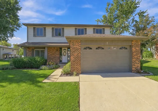 Photo 1 of Single family home for sale at 7 Pheasant Ct, Woodridge, IL 60517 | MLS# 12774831 | Listing updated on 2026-10-08